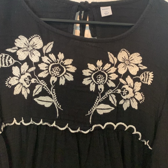 XXL Black & White flowy floral top from old navy - Picture 2 of 8